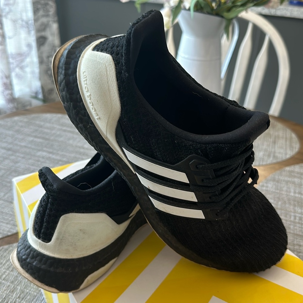 Mens 8 1/2 Adidas UltraBOOST